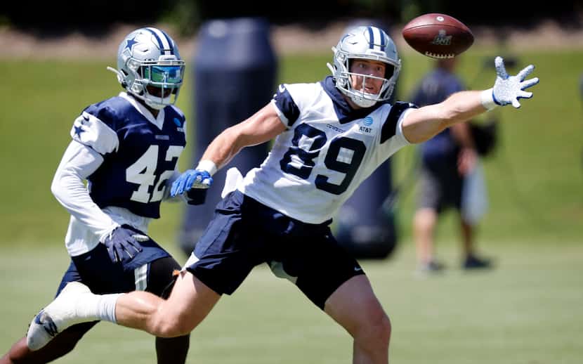 Dallas Cowboys tight end Blake Jarwin (89) reaches for a pass as he's covered by linebacker...