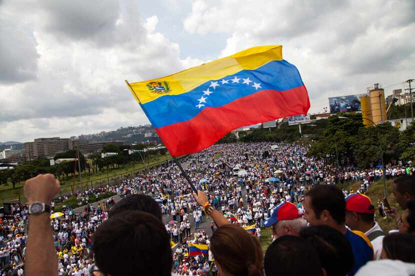Una manifestante demuestra la bandera venezolana durante una protesta nacional. (AP)
