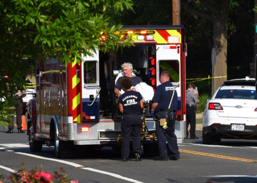 El congresista Roger Williams, republicano de Texas, es subido a una ambulancia en la escena...