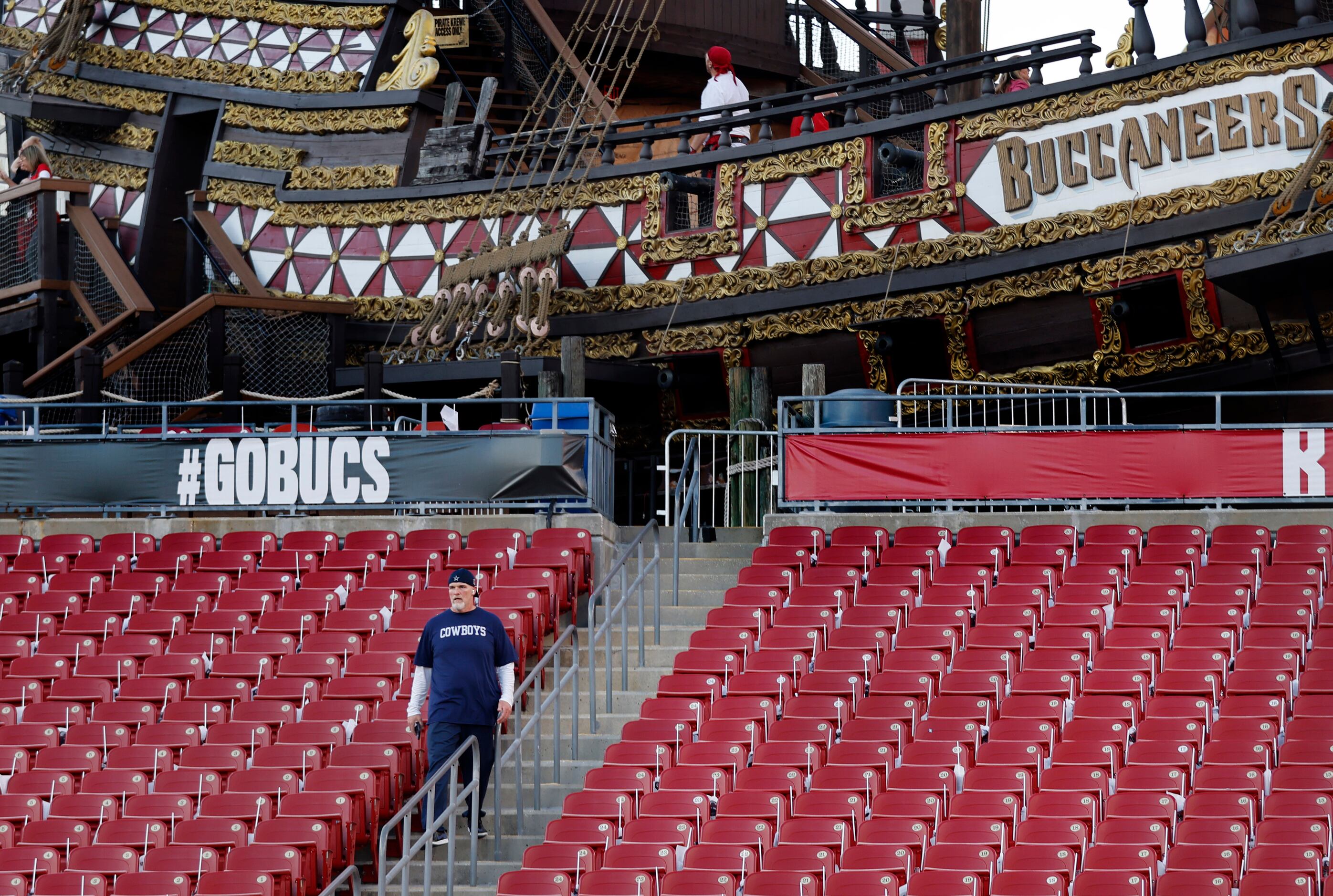 Bucs fans tailgate outside Raymond James Stadium