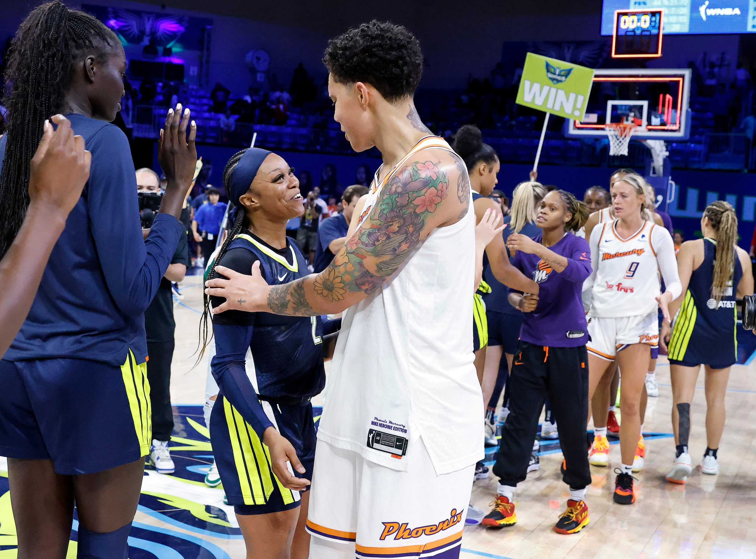 Former Baylor teammates, Dallas Wings Odyssey Sims (center, left) and Phoenix Mercury center...