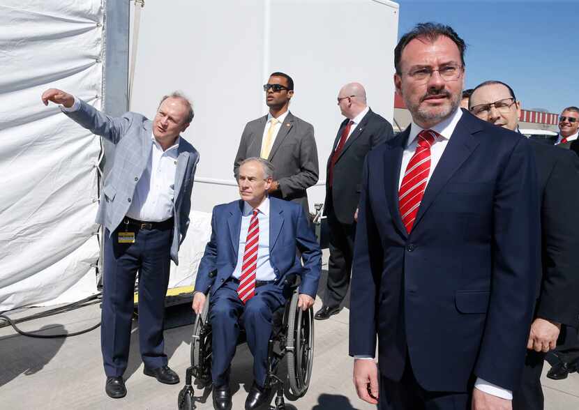 Luis Miguel Monroy (izq.), presidente de La Moderna, junto al gobernador de Texas Greg...