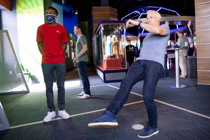 Jim Richards, asesor estratégico de los delegados de la FIFA, utiliza un juego interactivo...