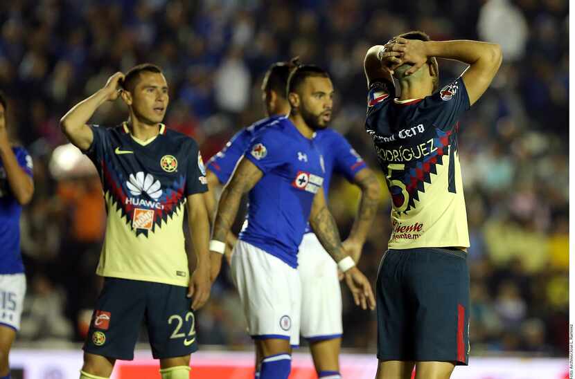 América y Cruz Azul jugaron el domingo en el Azteca. Foto Agencia Reforma
