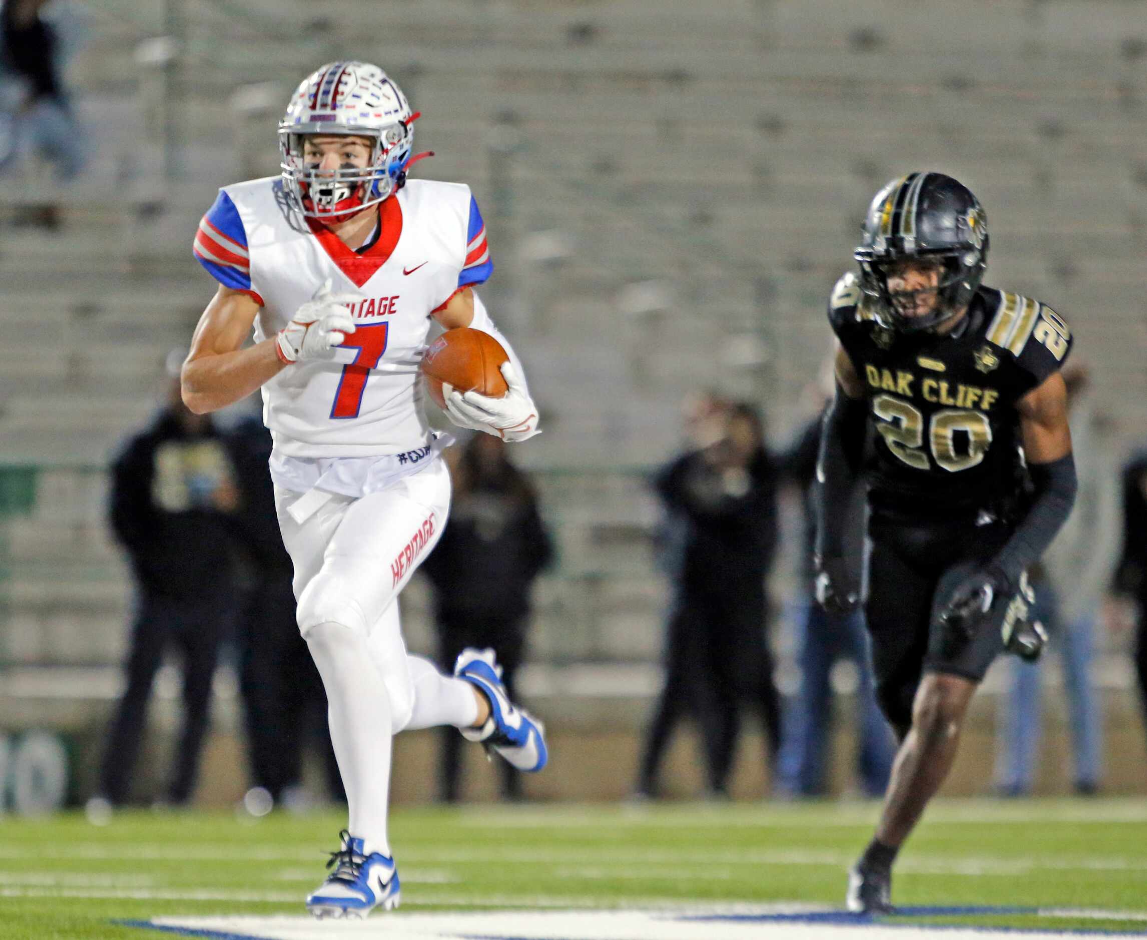 Midlothian Heritage high Stetson Serratt (7) takes his reception to the end zone for a...