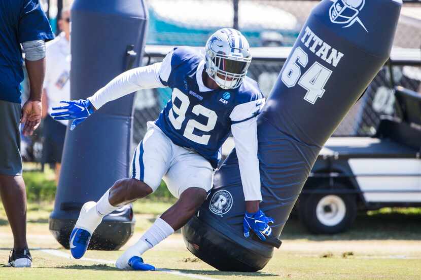 Dorance Armstrong (92) se apuntó las mejores jugadas del campamento en Oxnard con los Dallas...