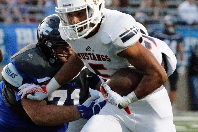 Sachse running back Christian Cole (5) gains yardage up the middle during the first half...