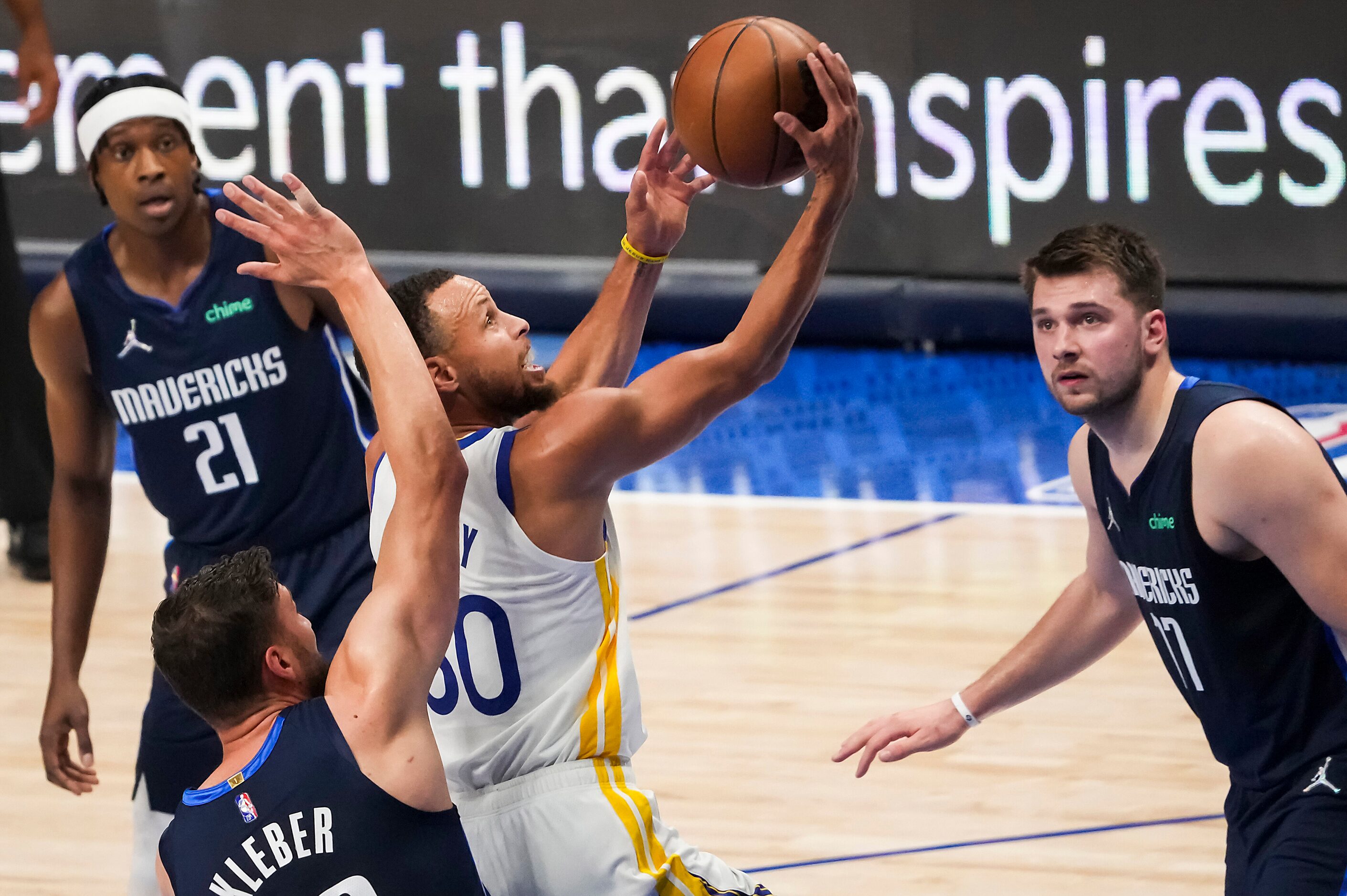 Golden State Warriors guard Stephen Curry (30) drives to the basket past Dallas Mavericks...