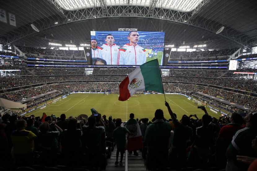 Una bandera mexicana ondea en el AT&T Stadium de Arlington antes del encuentro entre las...