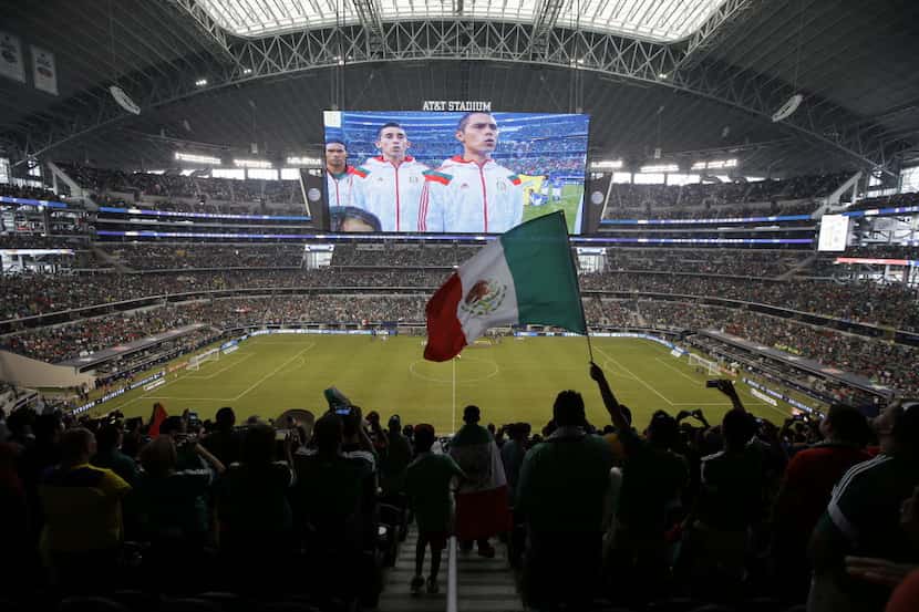 El AT&T Stadium de Arlington se llenó para ver a la selección de México enfrentar a la de...
