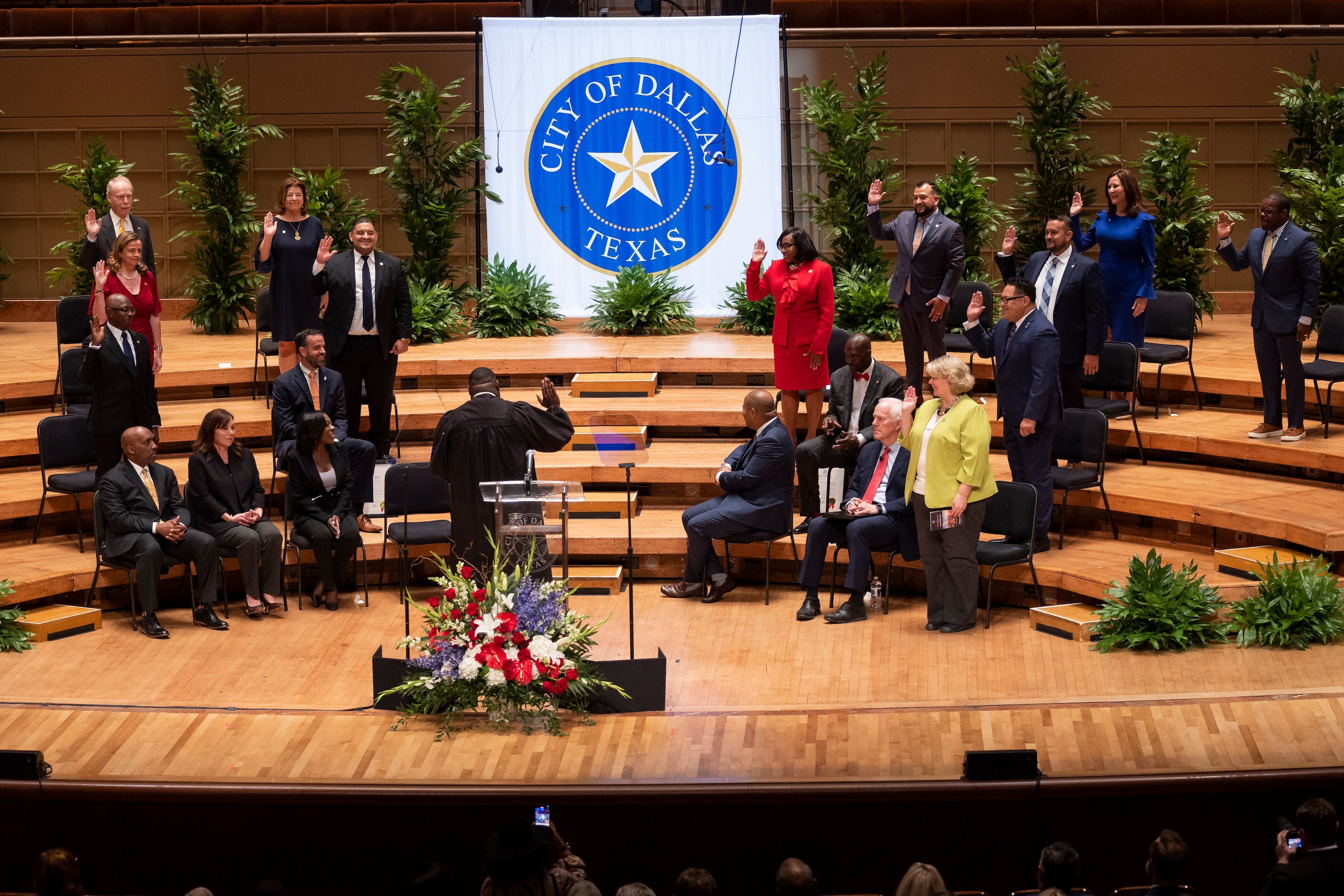 Dallas City council members take the oath of office during the Dallas City Council’s...