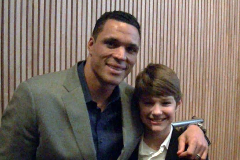 Former NFL tight end Tony Gonzalez poses with Tyler Sampson at a Super Bowl event.