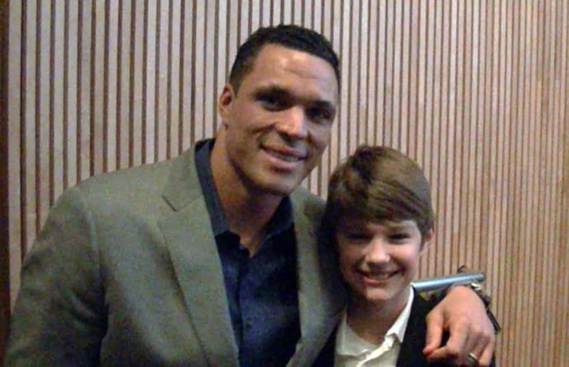 Former NFL tight end Tony Gonzalez poses with Tyler Sampson at a Super Bowl event.