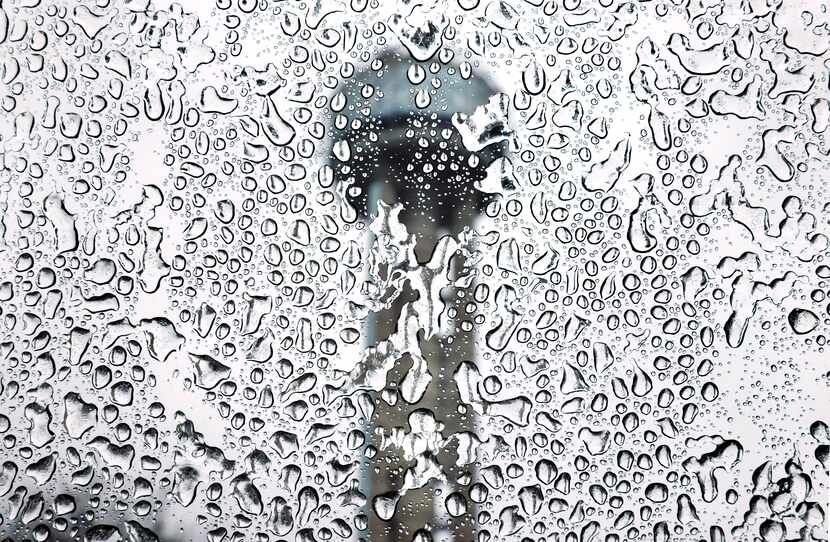 La lluvia congelada vista desde una ventana de Reunion Tower.

