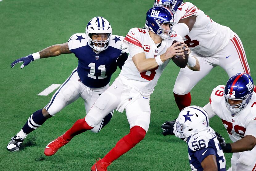 Dallas Cowboys linebacker Micah Parsons (11) chases New York Giants quarterback Daniel Jones...