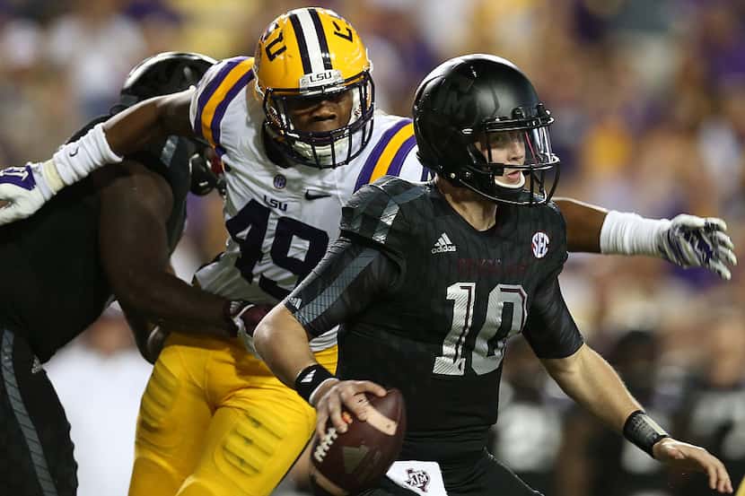 BATON ROUGE, LA - NOVEMBER 28:  Kyle Allen #10 of the Texas A&M Aggies avoids a tackle by...