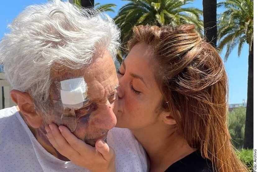 Shakira con su padre, William Mebarak, de 91 años, quien ha tenido varios probelmas de salud...