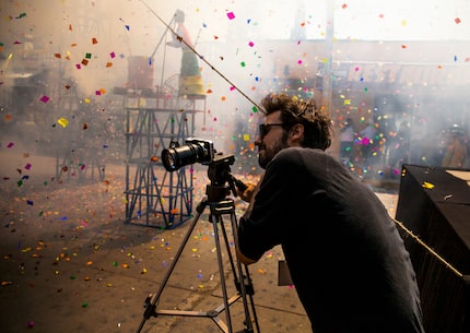 El cineasta Viktor Jakovleski durante la filmación del documental "Pólvora y gloria"...