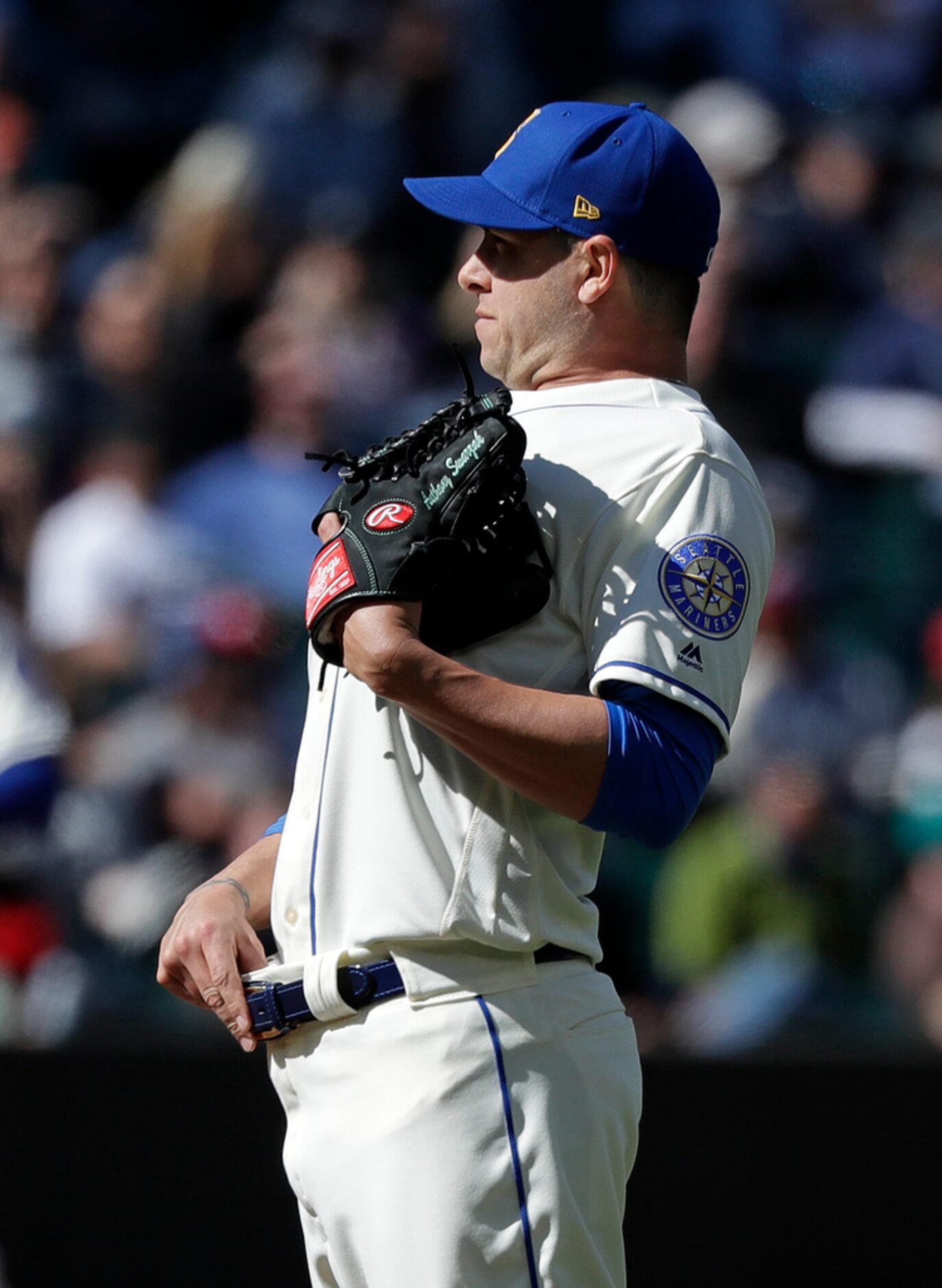 Seattle Mariners relief pitcher Anthony Swarzak stretches as he waits for the next batter...