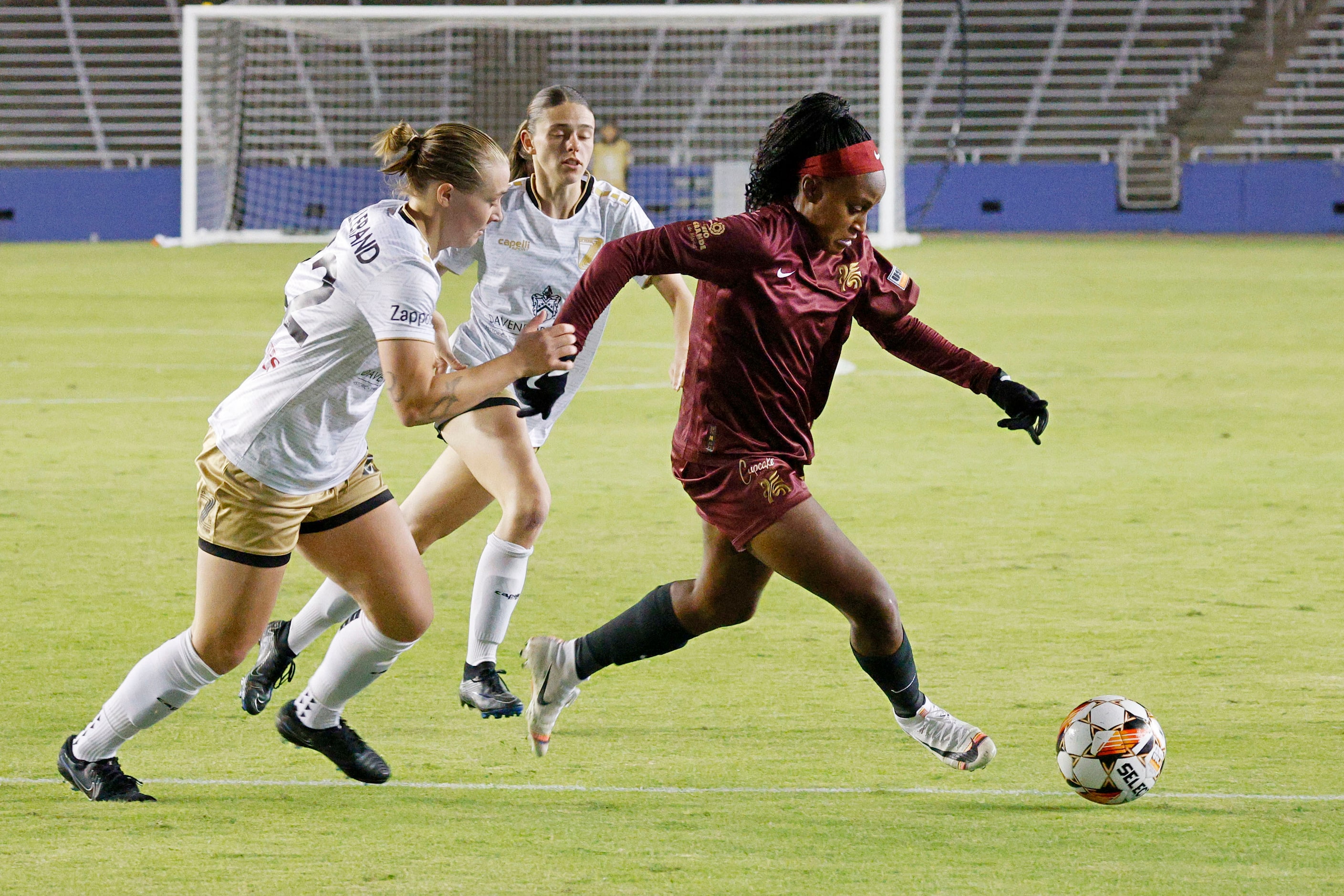 Dallas Trinity forward Chioma Ubogagu (14) controls the ball against Spokane Zephyr defender...