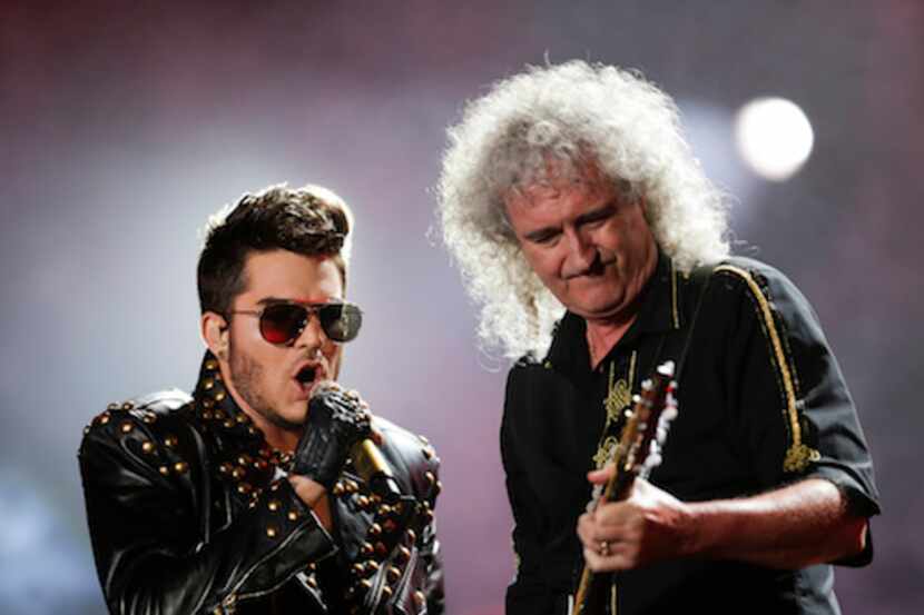 El vocalista Adam Lambert y Brian May, fundador del grupo Queen. AP
