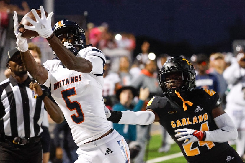 Sachse high school’s Kaliq Lockett (left) attempts to catch a touchdown pass against...