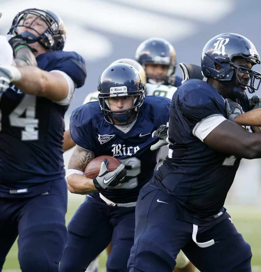 ORG XMIT: 326558 Rice University running back Sam McGuffie (2) looks for a hole to run...