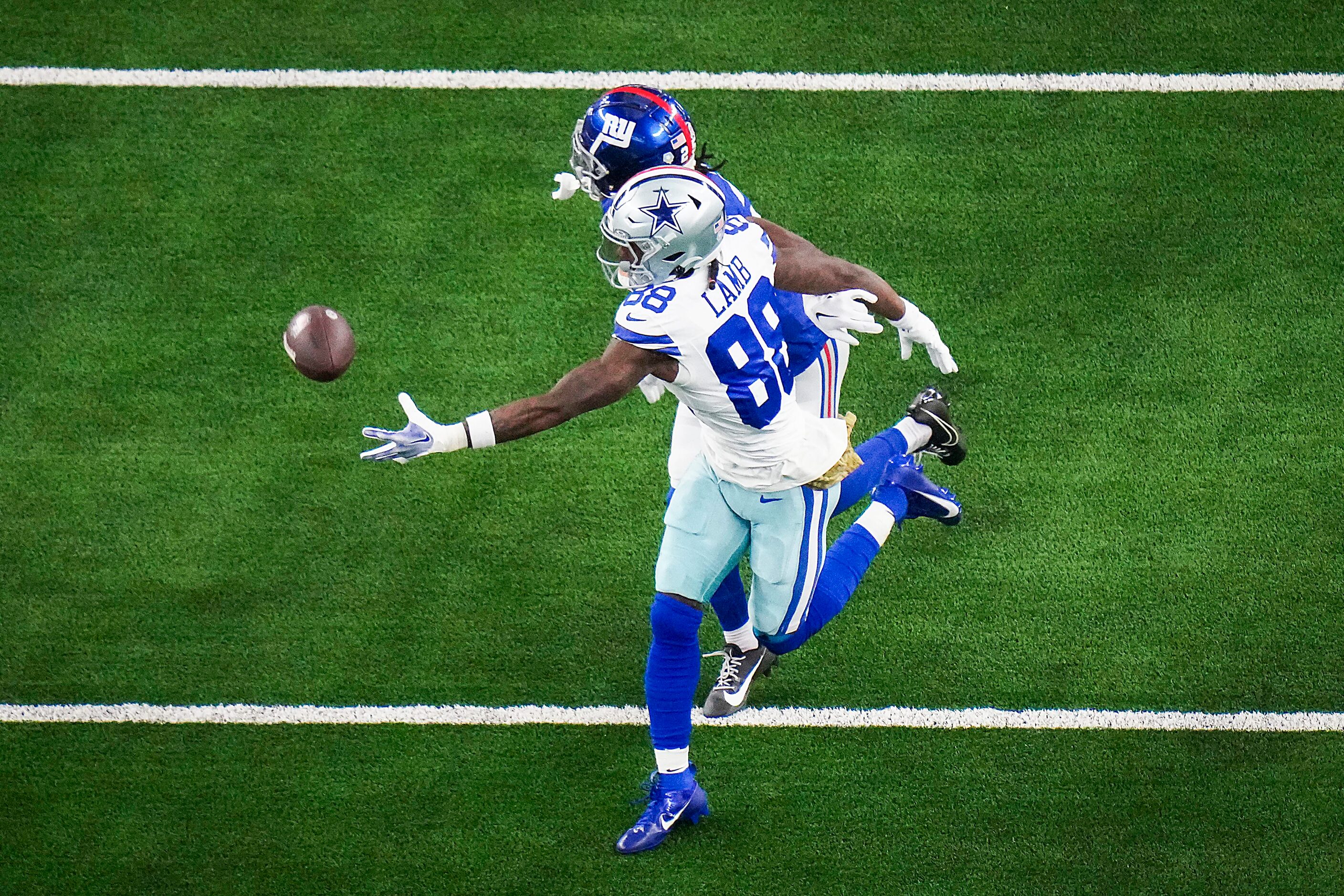 Dallas Cowboys wide receiver CeeDee Lamb (88) makes a one-handed catch on a 30-yard...