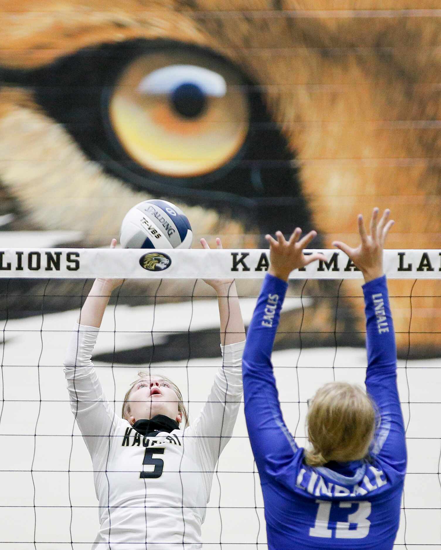 KaufmanÕs Taylor Sandberg (5) sets the ball for a teammates as LindaleÕs Darby Woodrum (13)...