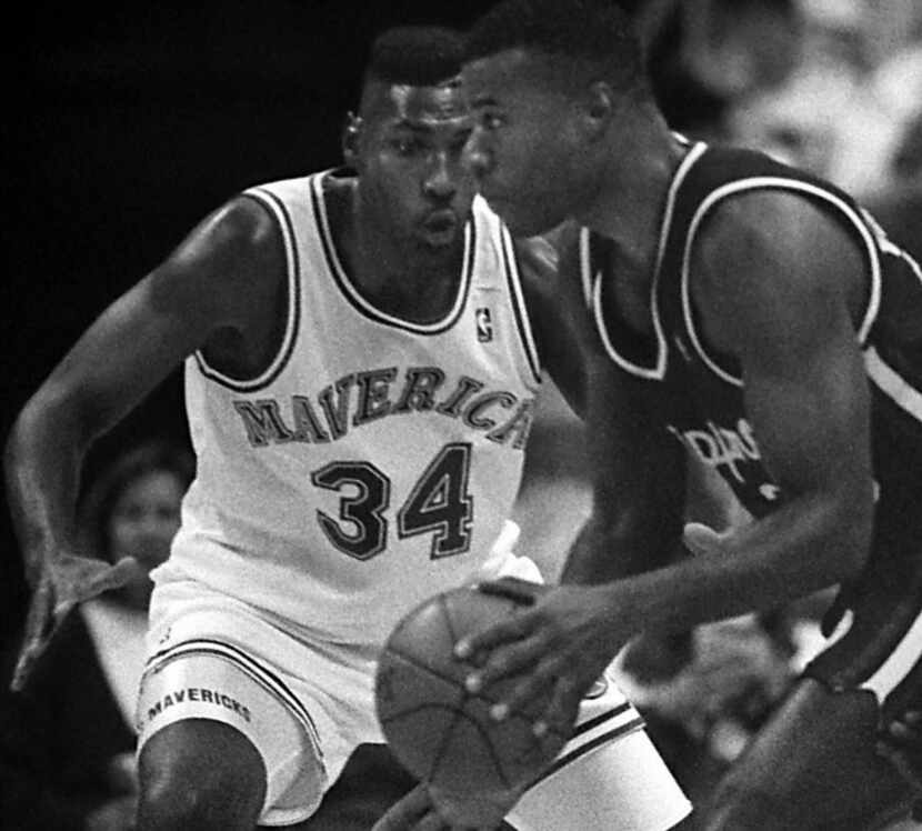 10/29/93--Mavs Doug Smith guards Clippers  Loy Vaught.   Photographer: Irwin ...