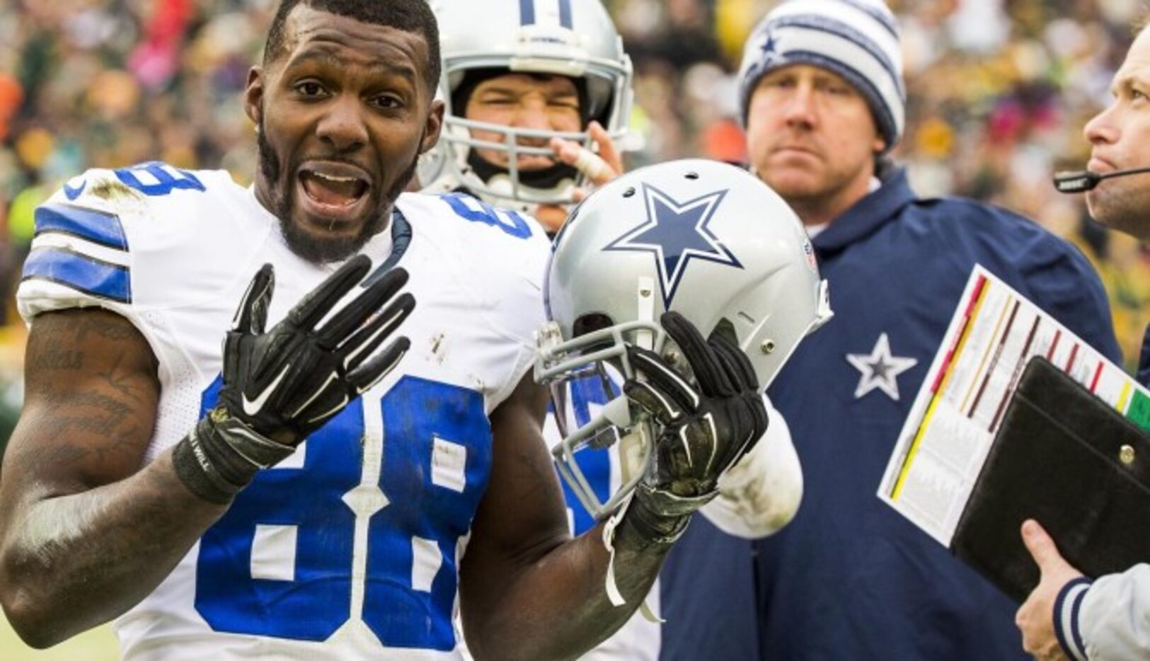 El receptor de los Vaqueros Dez Bryant reacciona incrédulo cuando su aparente recepción fue...