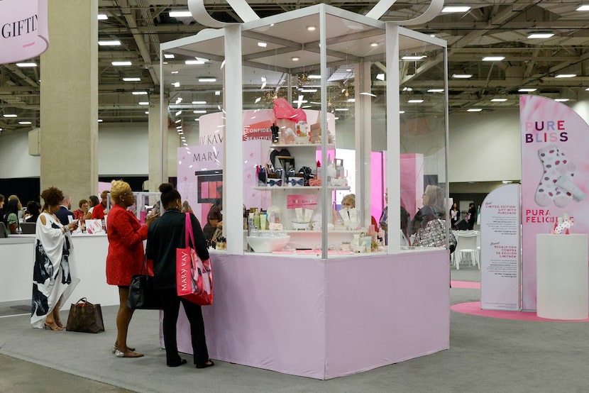 Personas ven productos en exhibición durante el seminario anual de Mary Kay en Dallas, el...