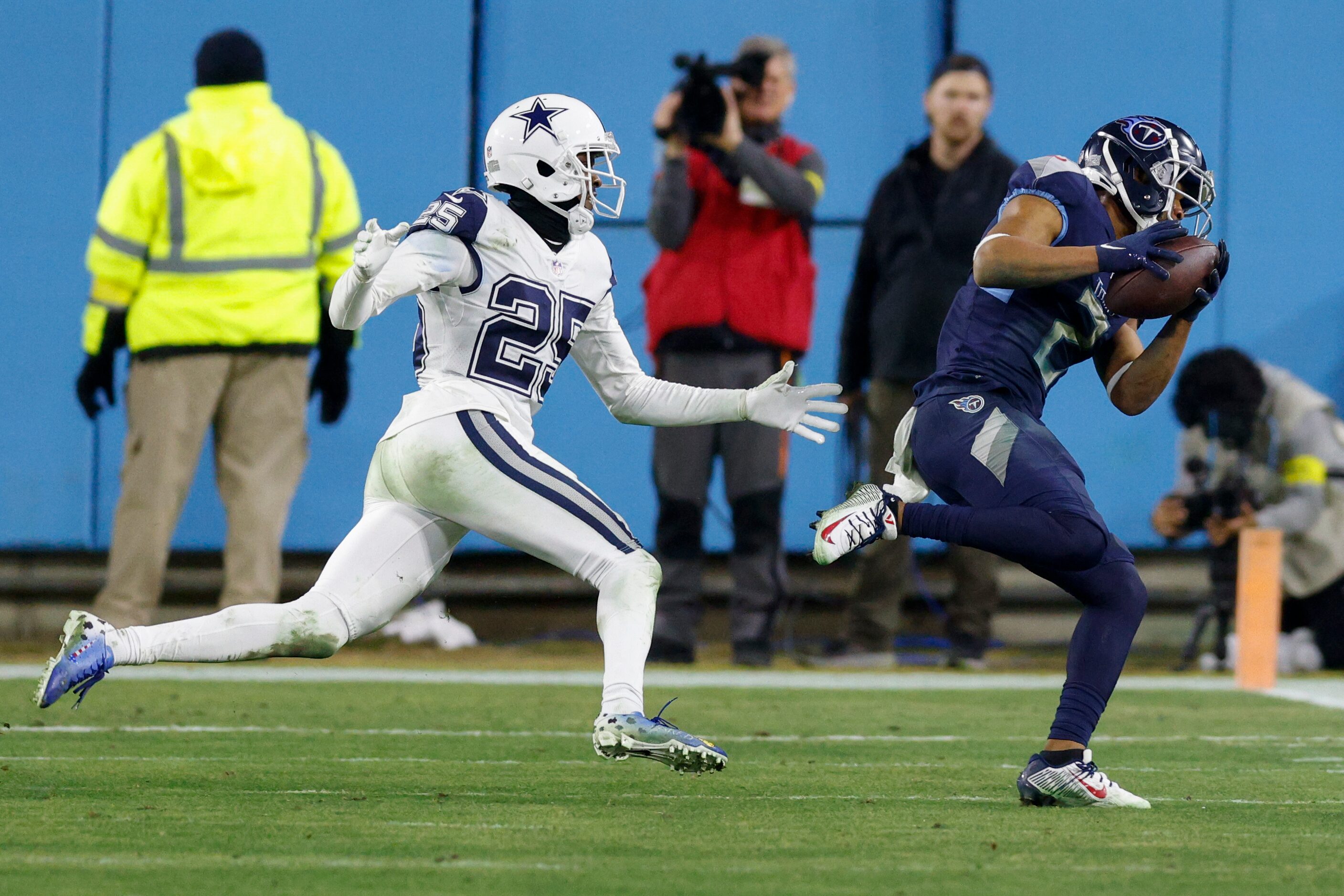 Tennessee Titans wide receiver Robert Woods (2) catches a pass ahead of Dallas Cowboys...