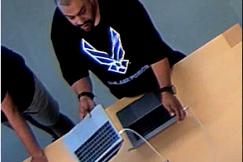 Cámaras de video captaron imágenes de los ladrones de la tienda Apple en la calle Knox en...