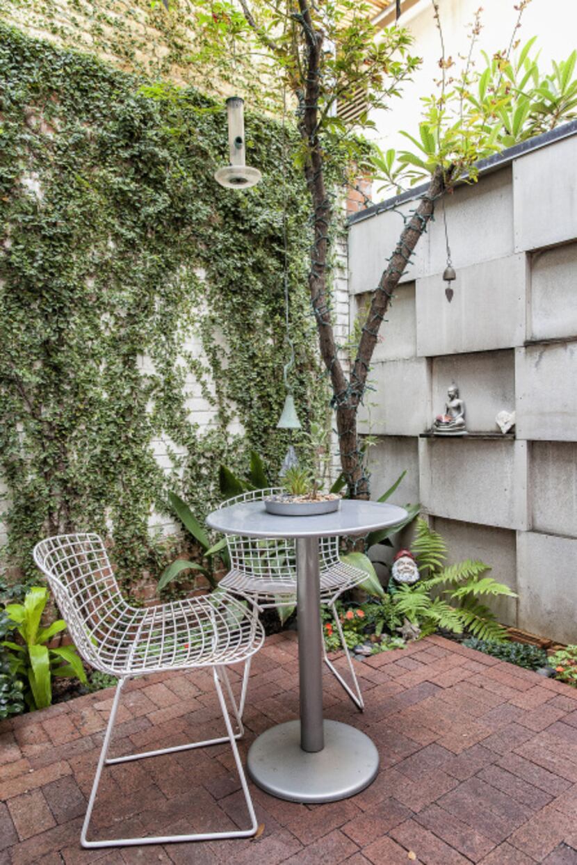Built in 1958, the Gillespie Street 8-plex was the result of collaboration between Dallas...
