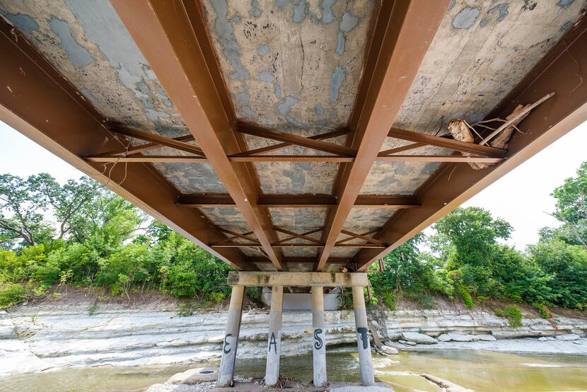 The research team tested their smartphones directly on the bridge, both on top of the bridge...