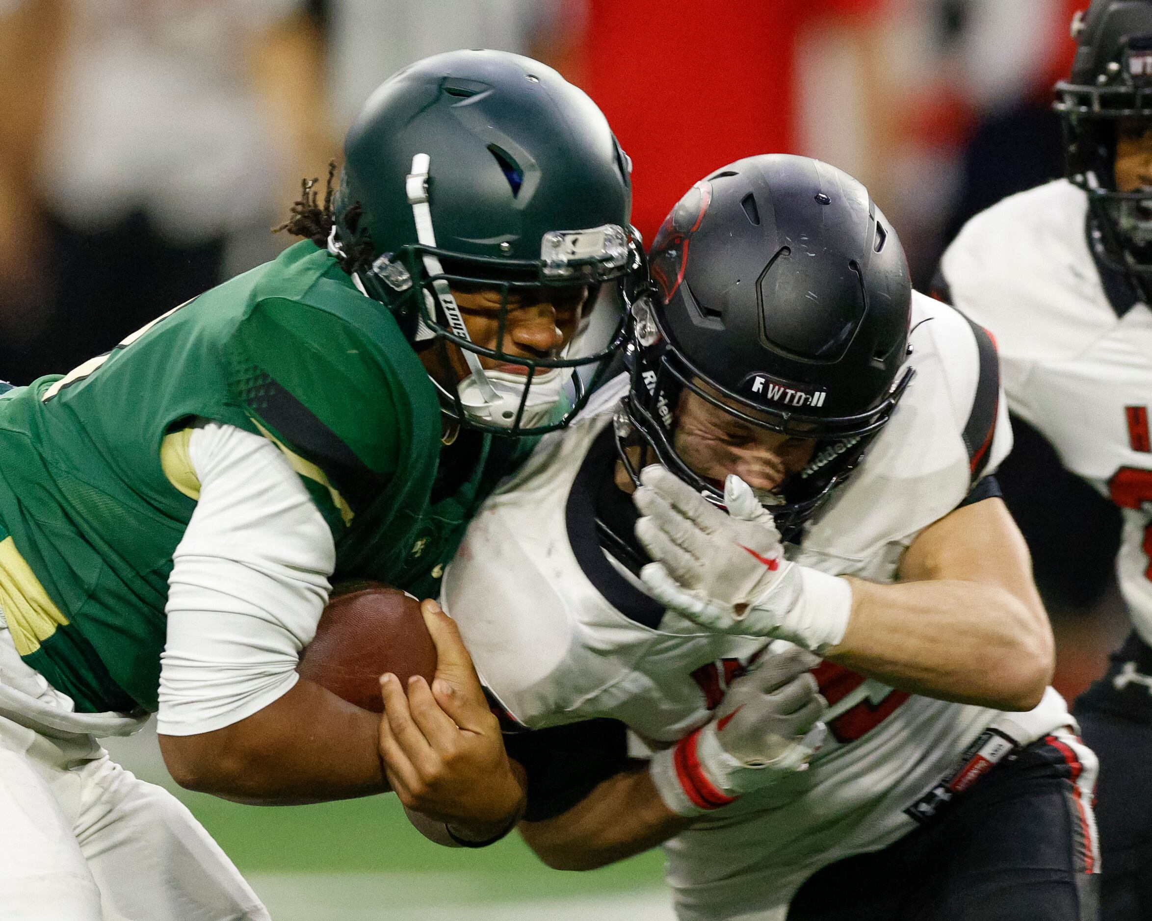 DeSoto’s Amirie Williams-Hall (18) collides with Rockwall-Heath’s Chase Bazzell (45) during...
