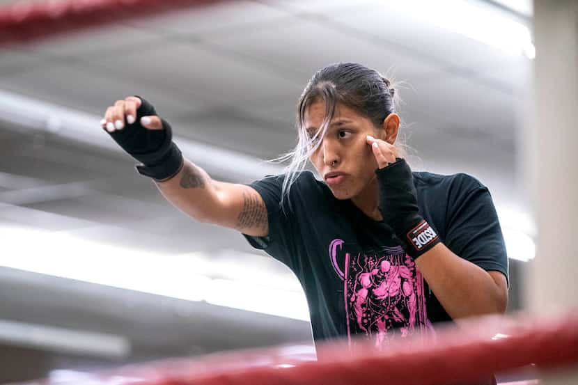 Tanto hombres como mujeres acuden a entrenar al Gimnasio de Box de la Policía de Garland,...