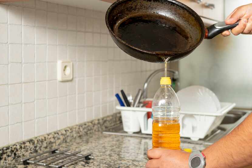 Después de cocinar se puede vertir el aceite usado y lo puede descartar a la basura. No use...