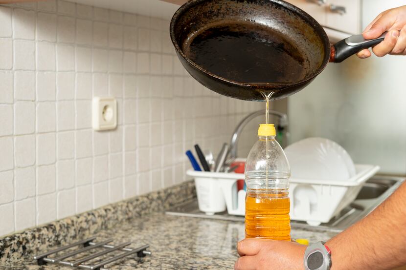 Después de cocinar se puede vertir el aceite usado y lo puede descartar a la basura. No use...