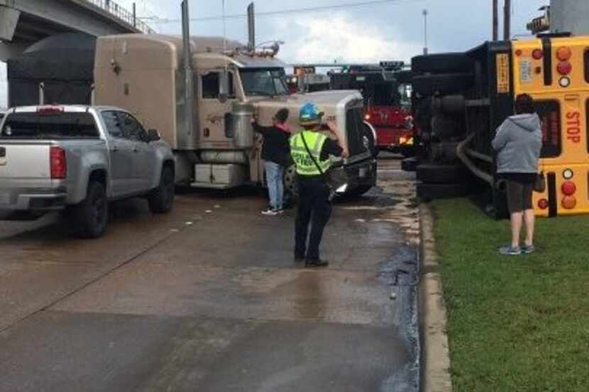 Un autobús escolar se volcó en un accidente múltiple en Garland. POLICÍA DE GARLAND
