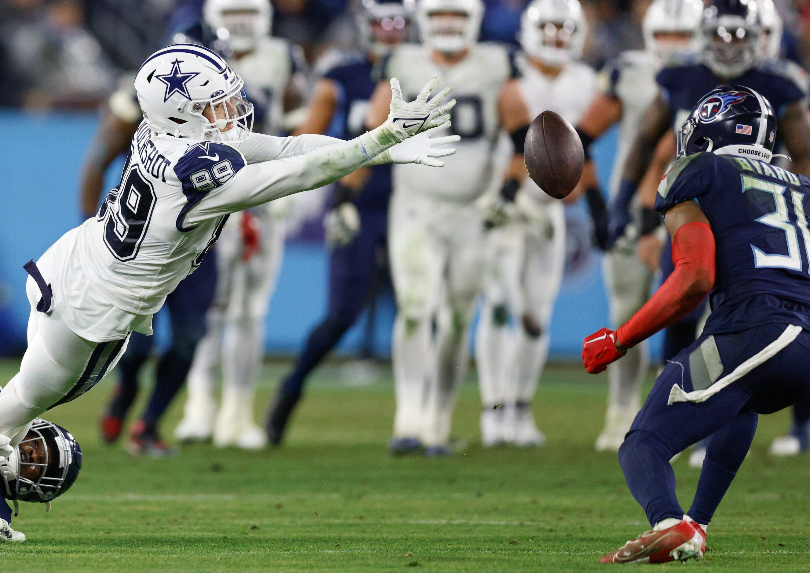 Dallas Cowboys tight end Peyton Hendershot (89) bobbles a catch as Tennessee Titans safety...