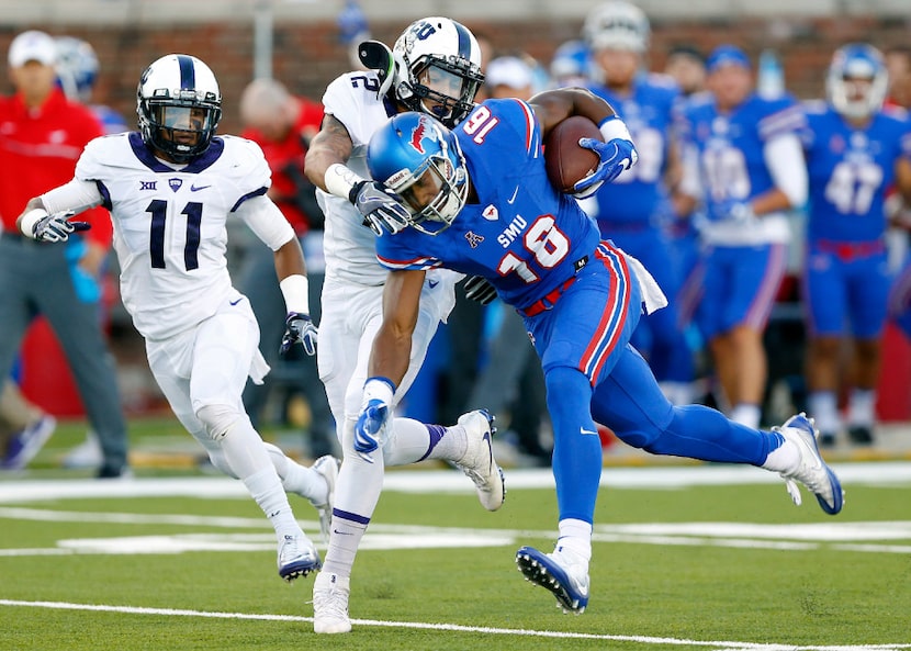 Southern Methodist Mustangs wide receiver Courtland Sutton (16) races down the middle of the...