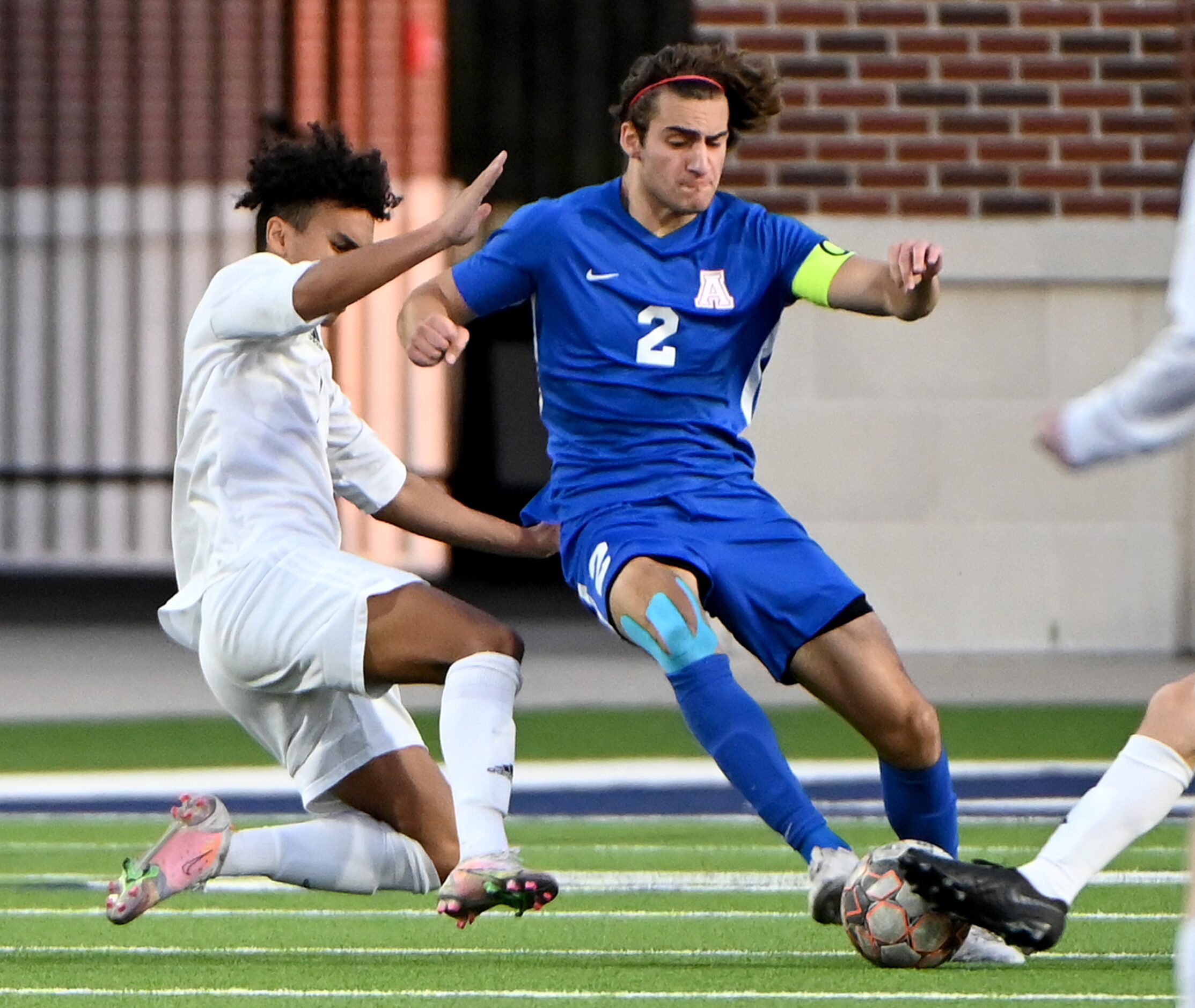 Allen’s Chase Duhon (2) tries to dribble between Flower Mound’s Joey Perryman left, and...