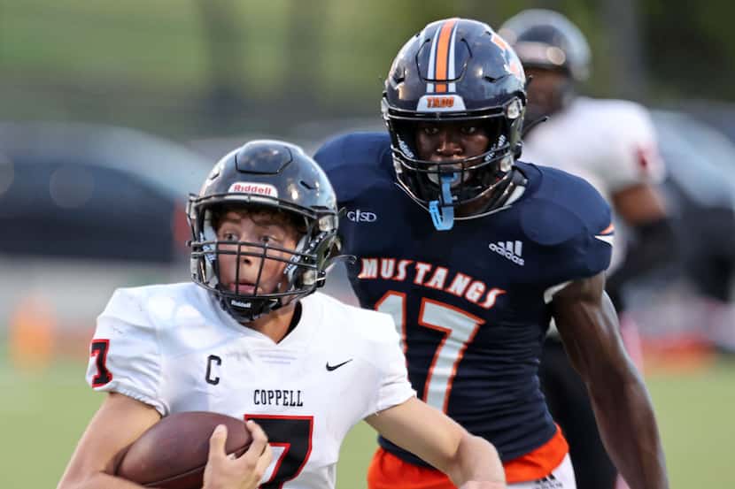 Coppell QB Jack Fishpaw (7) runs for a first down, as he is chased by Sachse defender Cheta...