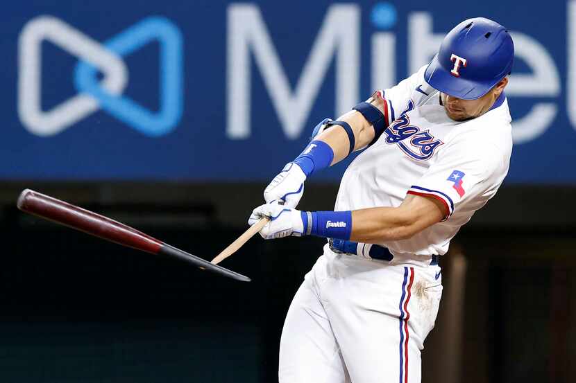 El jugador de los Rangers de Texas, Nate Lowe, rompe un bat en el juego contra los Red Sox...