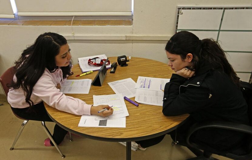 Michelle Martínez (izq.) y PatricIa Oliva se preparan para un examen estatal en la...