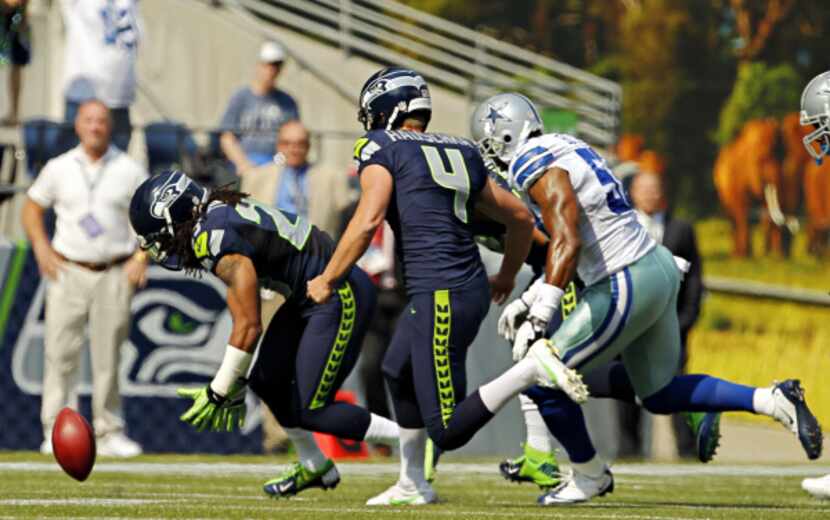 Seattle Seahawks fullback Michael Robinson (left) recovers a fumbled kick off by Dallas...