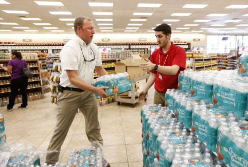 Agua y alimentos se pueden entregar en los centros recreacionales que han sido habilitados...