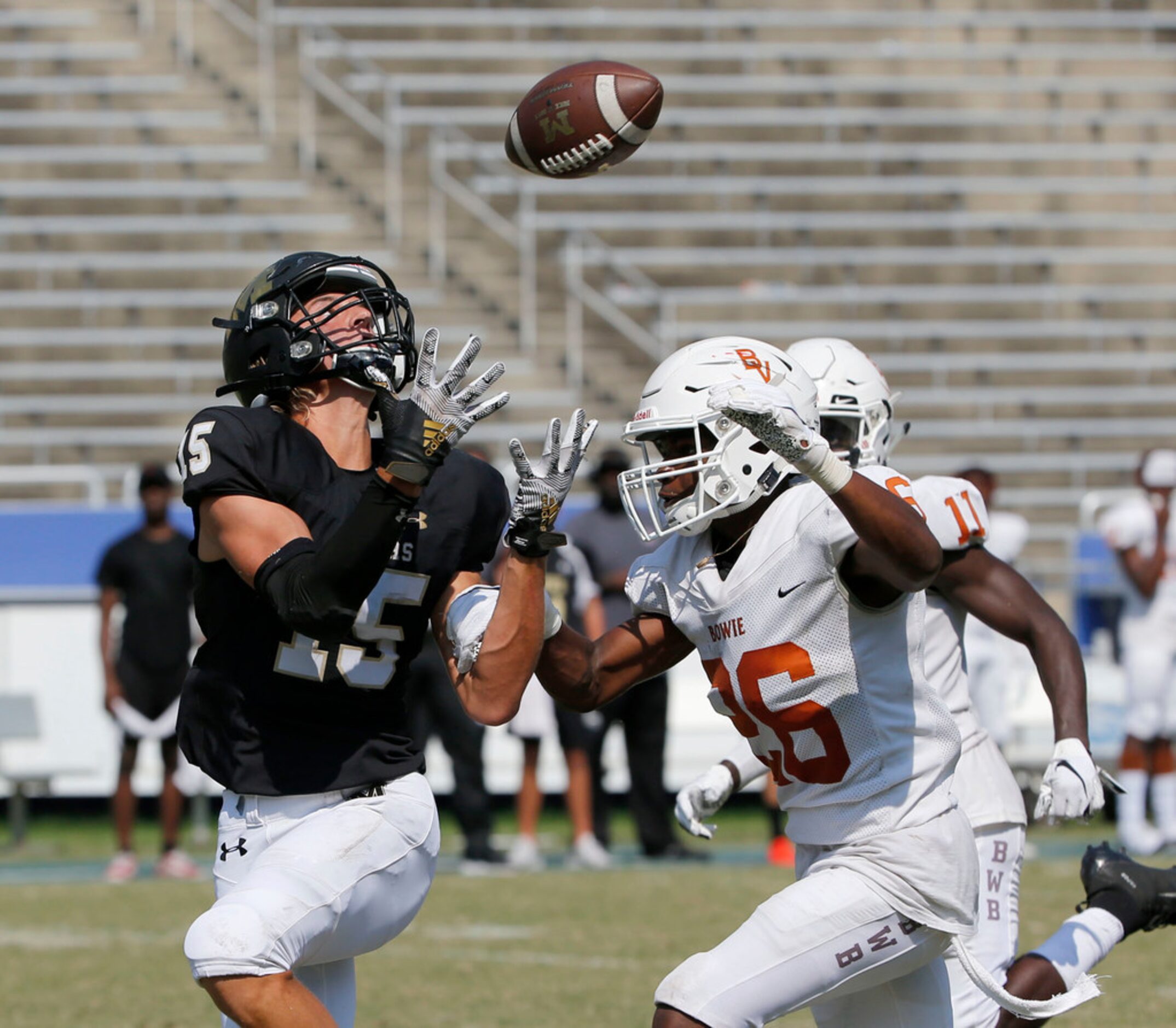 Mansfield's Jacob Psutka (15) catches a long pass in front of Arlington Bowie defender...